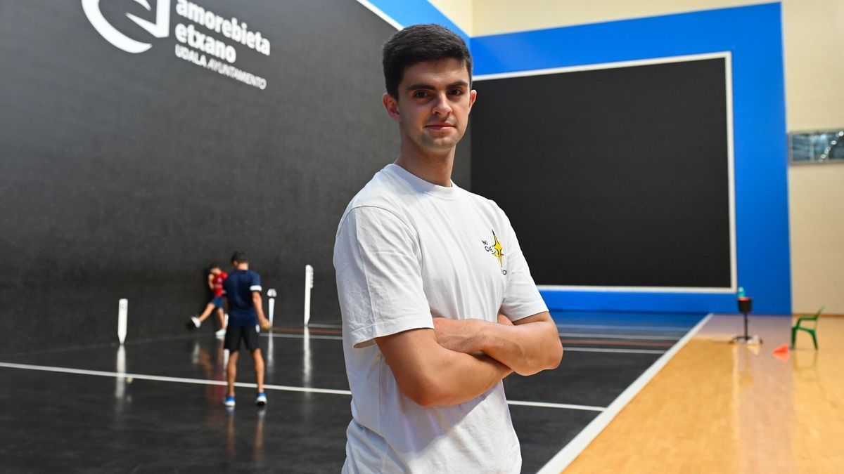 Aimar Morgaetxebarria posa en el frontón de Amorebieta-Etxano, donde debuta este sábado 16 de julio.