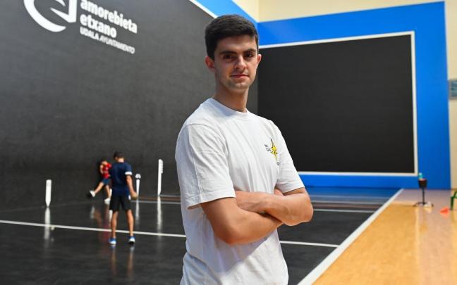 Aimar Morgaetxebarria posa en el frontón de Amorebieta-Etxano, donde debuta este sábado 16 de julio. Aimar Morgaetxebarria posa en el frontón de Amorebieta-Etxano, donde debuta este sábado 16 de julio.