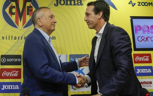 Fernando Roig, presidente del Villarreal, se abraza con Unai Emery en la despedida del técnico hondarribiarra. Fernando Roig, presidente del Villarreal, se abraza con Unai Emery en la despedida del técnico hondarribiarra.